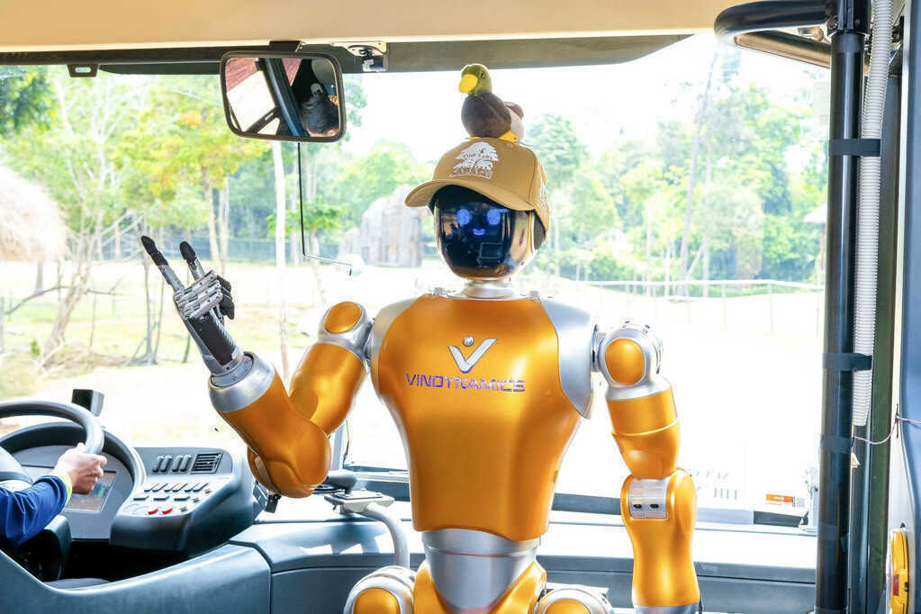 Bước tiến AI Việt Nam: Robot hình người VinDynamics ở Vinpearl Safari Phú Quốc