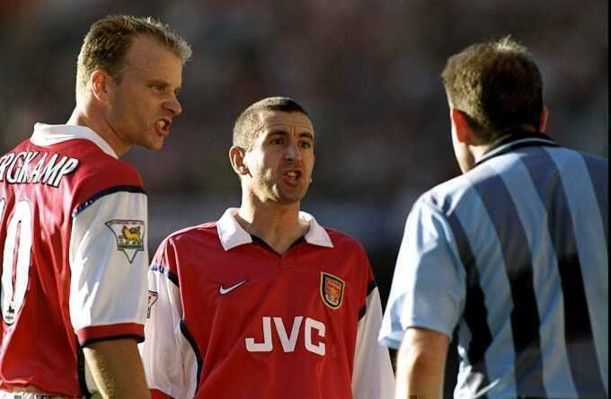 Hàng thủ của Arsenal được ví như `taxi London`