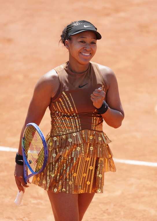 Naomi Osaka diện váy sequin ra sân đấu