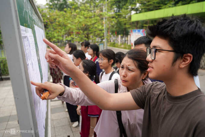 Thí sinh, phụ huynh hồi hộp trước kỳ thi lớp 10 