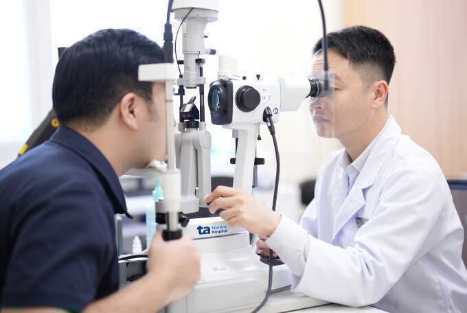 Vì sao bạn chỉ cận một bên mắt?