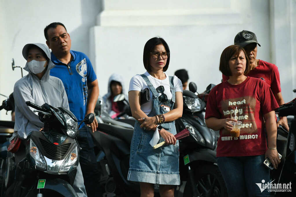 Con vào phòng thi lớp 10, mẹ vẫn thấp thỏm bên ngoài trông ngóng