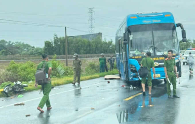 Ôtô khách tông nhiều xe máy, 2 người chết