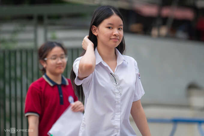 Thí sinh thong thả đến trường thi môn Toán