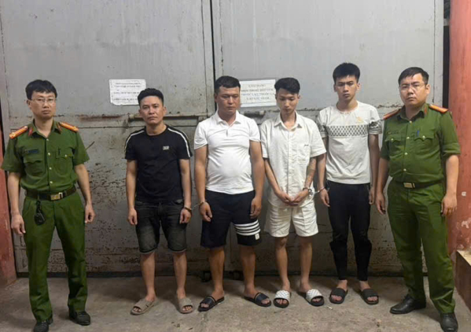 6 gã dàn cảnh cướp gần 2 kg vàng của người nước ngoài