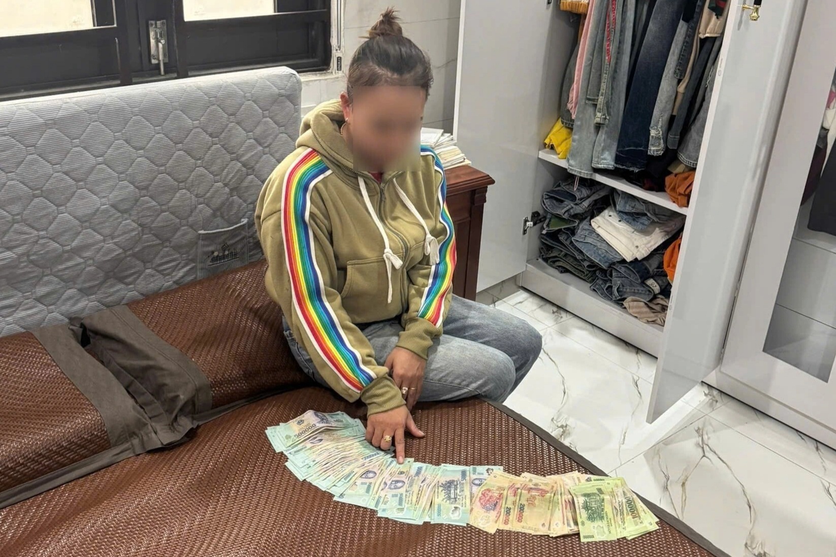 Con heo đất trong phòng ngủ phơi bày thủ đoạn đánh tráo tinh vi