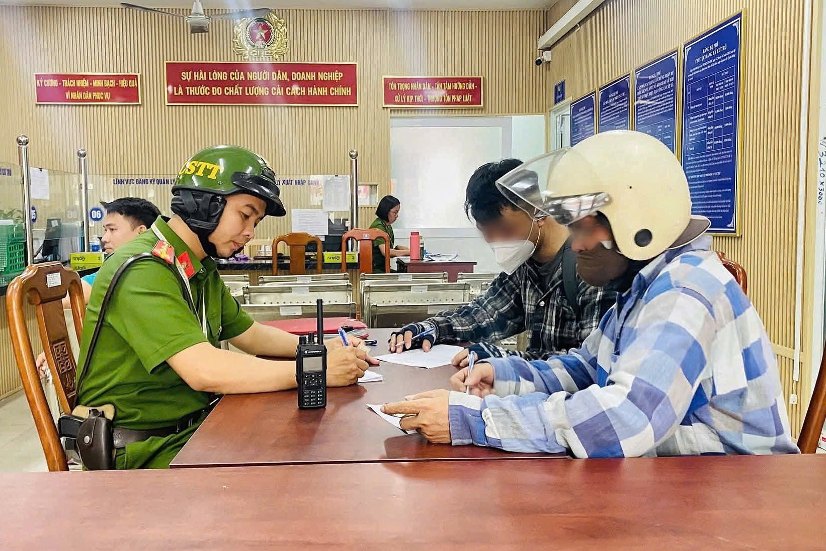 Xử phạt hai người vứt rác bừa bãi thông qua ~mắt thần~ ở TPHCM
