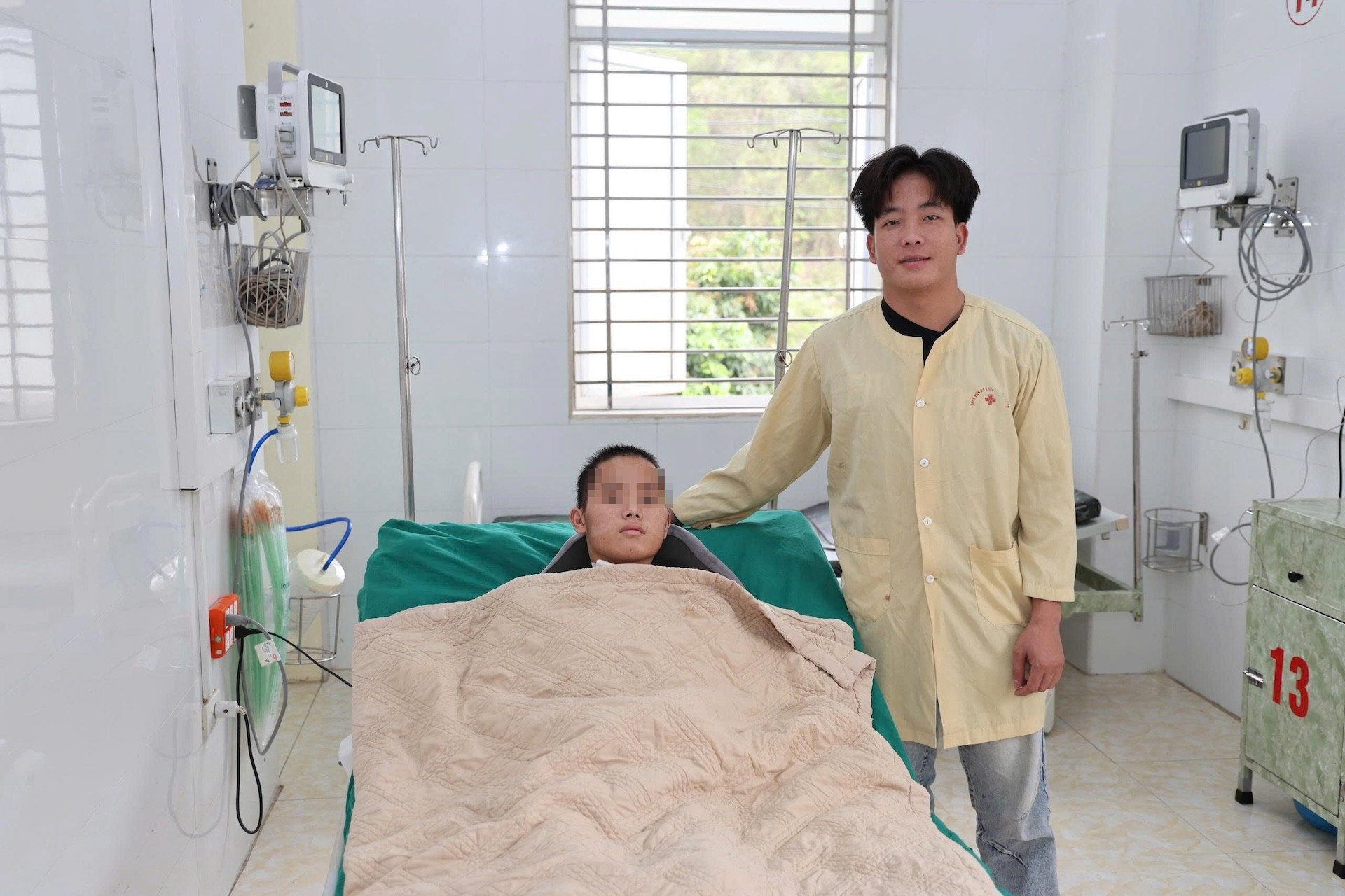 Bác sĩ vỡ òa trước kỳ tích xảy ra với nam thanh niên `9 phần tử vong`