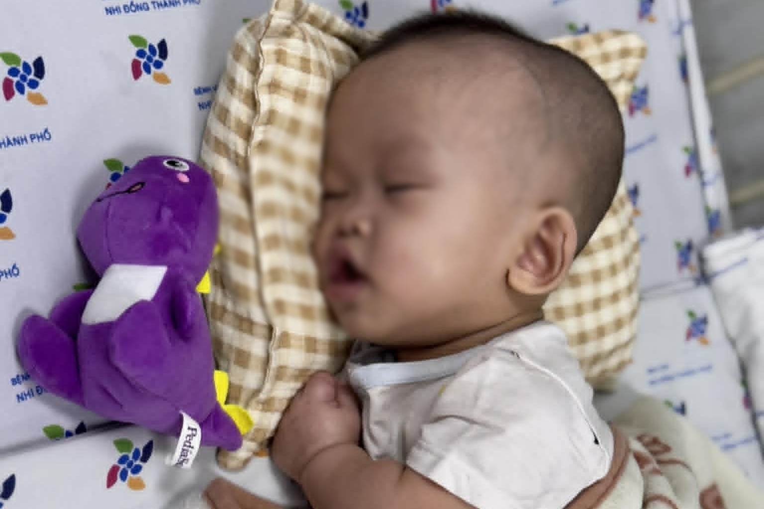 Mẹ đột ngột bỏ rơi, em bé bệnh nặng được y bác sĩ ở TPHCM níu mạng, đặt tên