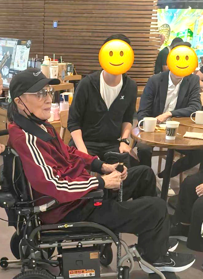 `Thần bài` Tạ Hiền ngồi xe lăn ra phố