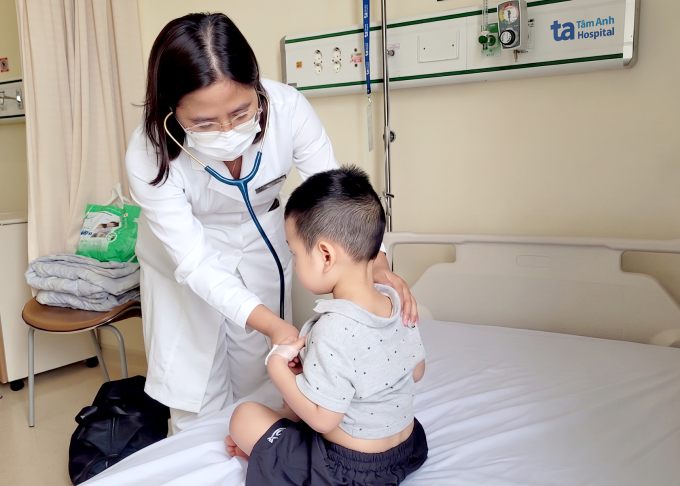 Bé trai viêm phế quản phổi do đồng nhiễm virus, vi khuẩn
