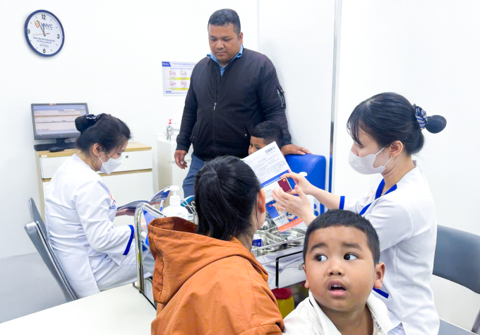 Vượt đường xa đưa con đi tiêm vaccine