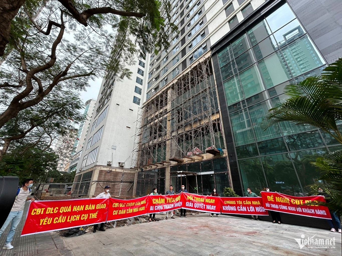 Dự án Harmony Square lùi bàn giao nhiều lần, người mua gánh áp lực thuê nhà, trả nợ vay