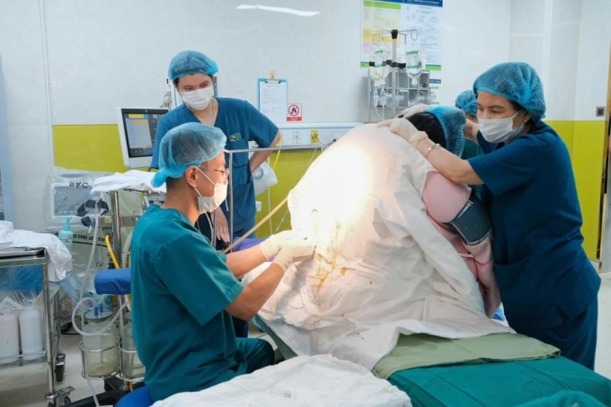 Sản phụ nặng 140 kg khó khăn vượt cạn