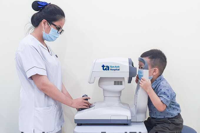 Bé trai 3 tuổi cận 14 độ