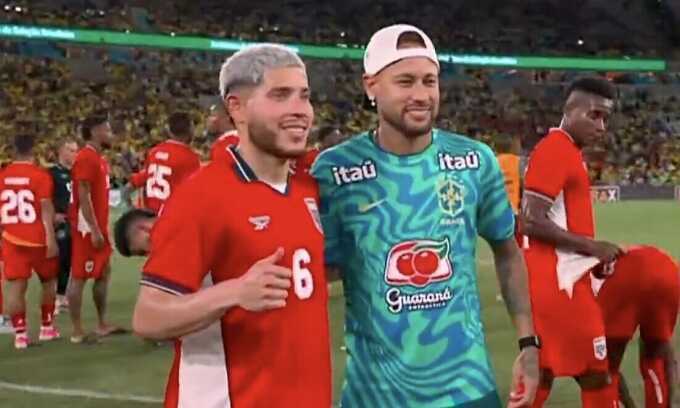 Neymar được toàn bộ đối thủ xin chụp ảnh dù không thi đấu