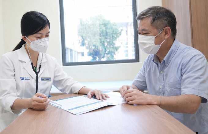 Người đàn ông mắc bệnh thoái hóa dạng bột