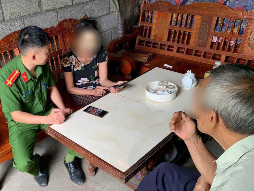 Đôi vợ chồng mời hàng xóm tham gia 