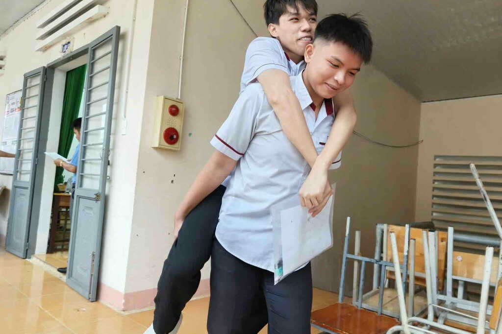 Xúc động hình ảnh nam sinh cõng bạn gãy chân vào phòng thi tốt nghiệp THPT