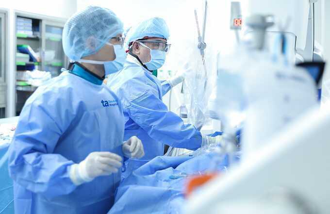 Thay van tim cho cụ ông suy thận