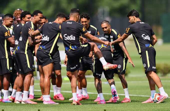 Đồng đội chào đón Neymar trở lại