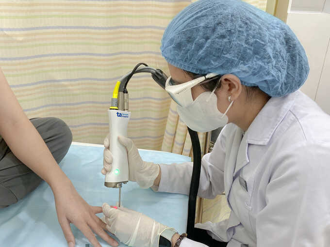 Thuốc kết hợp laser điều trị nấm móng