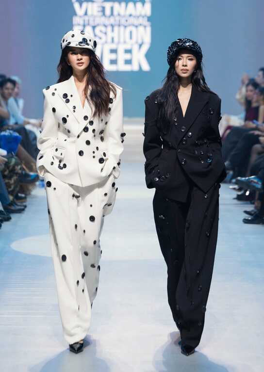 Kim Tuyến, Đồng Ánh Quỳnh catwalk