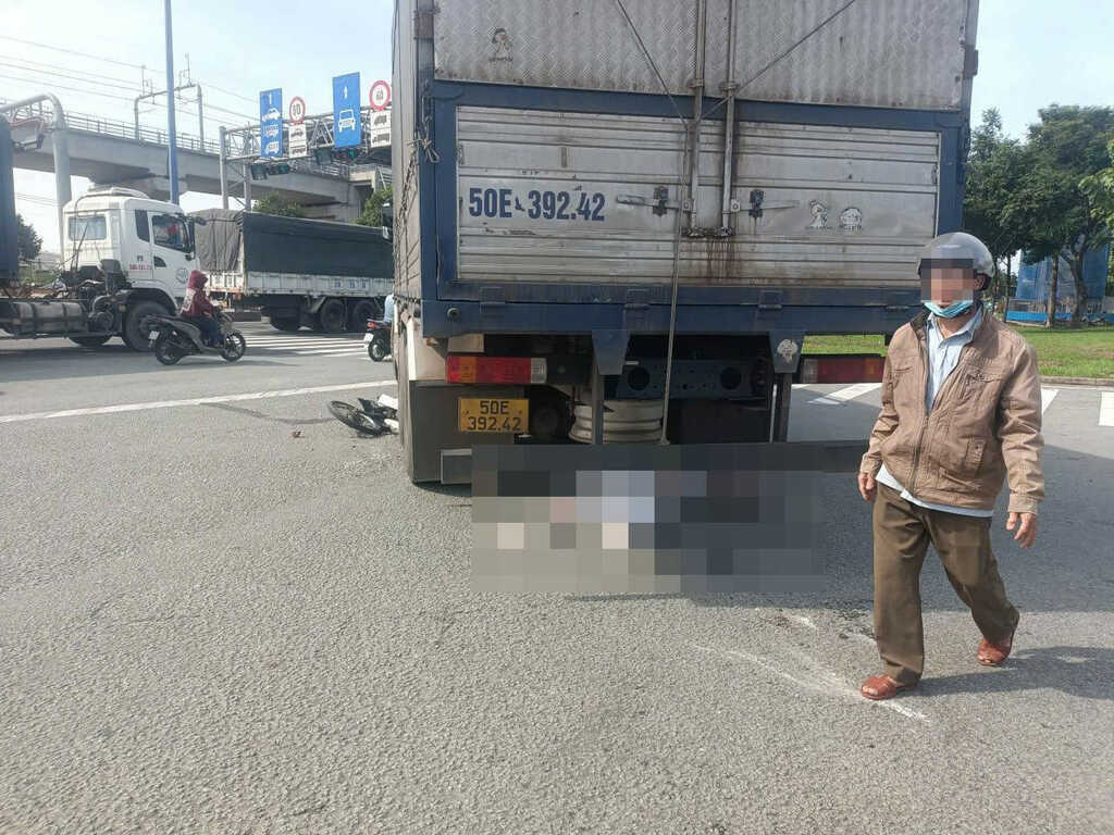 Xe tải ôm cua cuốn cô gái vào gầm, kéo lê khiến nạn nhân tử vong