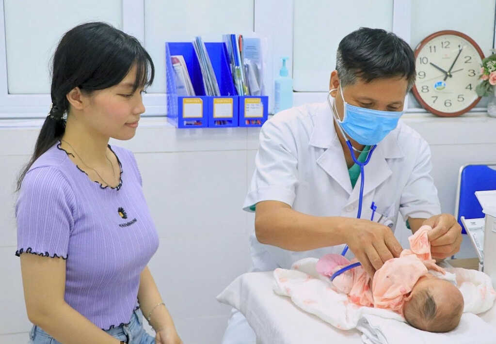 Mở lồng ngực, thắt ống tim, ca đại phẫu nghẹt thở cứu bé sinh non nặng 900g