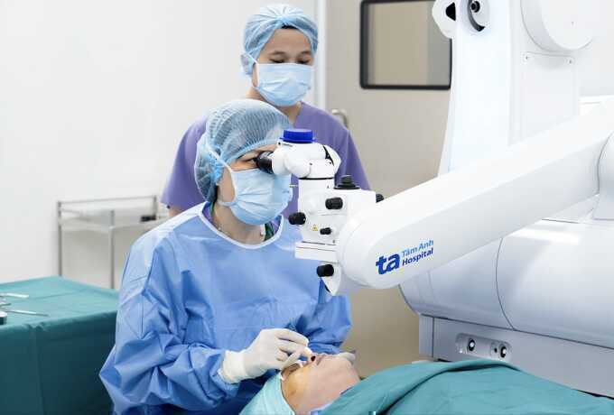 Vì sao đủ 18 tuổi mới được xóa cận?