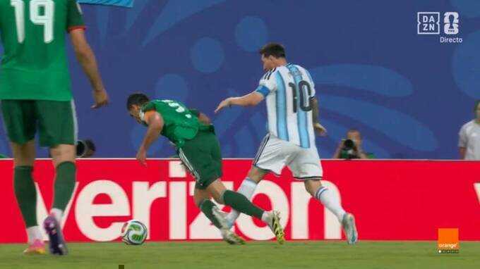 Algeria khiếu nại vụ Messi thoát thẻ đỏ