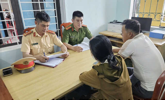 Người phụ nữ nằm giữa đường chặn xe