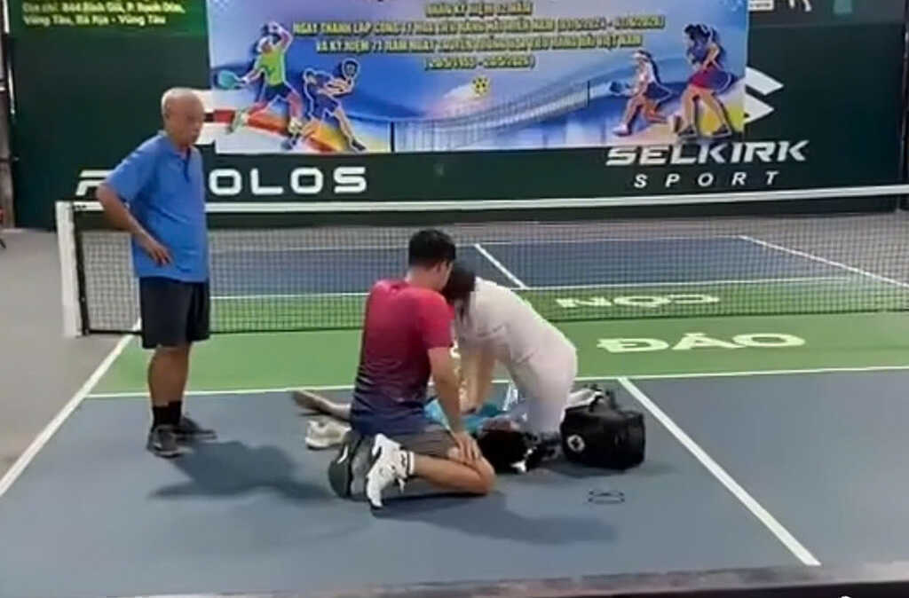 Người đàn ông 51 tuổi bất ngờ ngã xuống sân, tử vong khi đang chơi pickleball