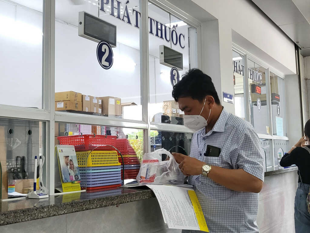 Bộ Y tế hướng dẫn thủ tục `hoàn tiền` khi bệnh nhân BHYT phải tự mua thuốc