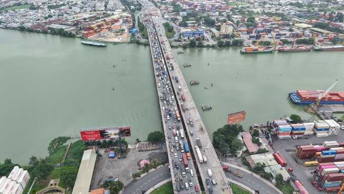 Cầu Đồng Nai ùn tắc nhiều km giữa trưa
