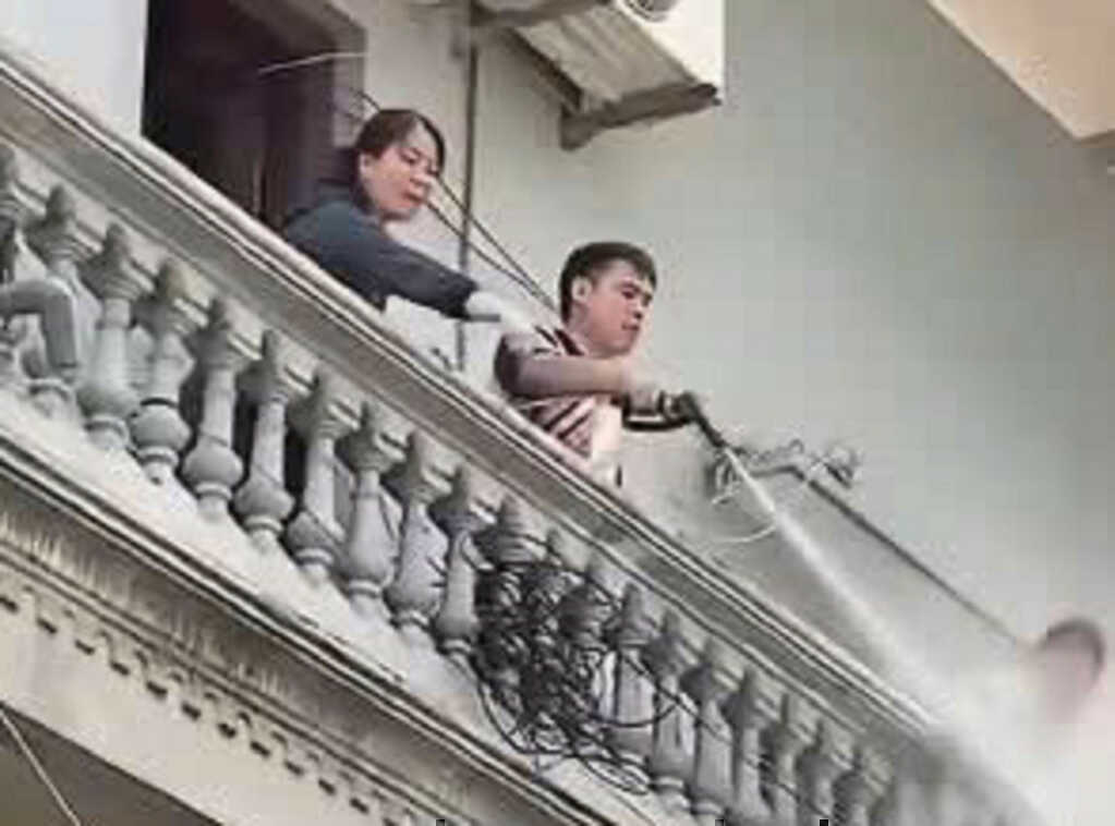 Liên tiếp xảy ra vụ xịt vòi nước cao áp vào người khác, luật sư nói gì?