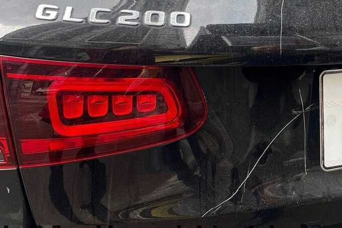 Người phụ nữ đập gương, cào xước xe Mercedes đỗ trước nhà bị truy tố