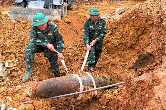Phát hiện bom khi đào móng xây trường học