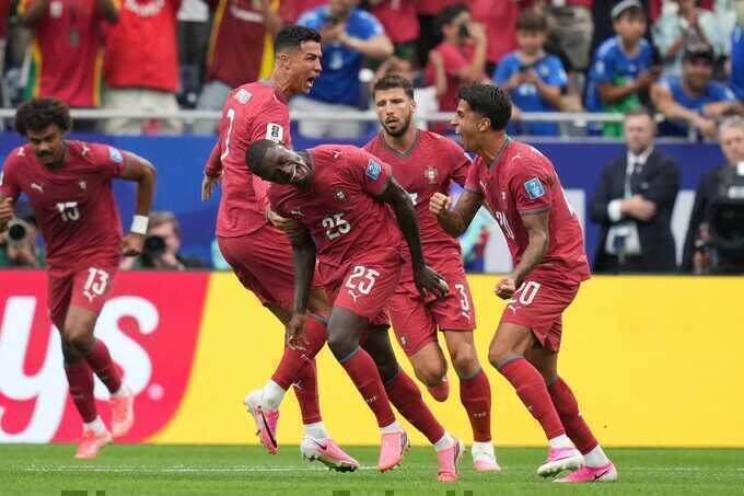 Ronaldo được khen sở hữu `IQ 200`