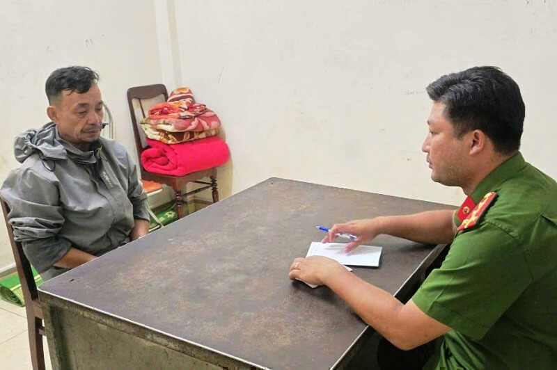 Buồn vì vợ bỏ đi, người đàn ông chạy xe máy lạng lách, tông vào ô tô giữa phố