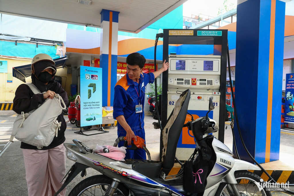 Giá xăng dầu tiếp tục đi xuống, có loại giảm hơn 1.600 đồng/lít