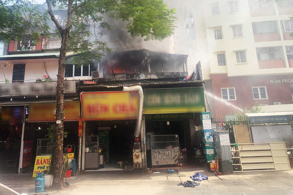 Hà Nội: Cháy quán ăn trên đường Đội Cấn
