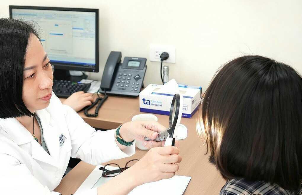 Lông mọc trên nốt ruồi có nhổ được không?