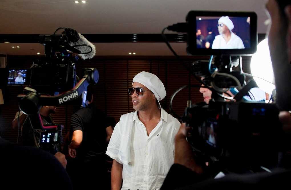 Ronaldinho trở lại thi đấu ở tuổi 46