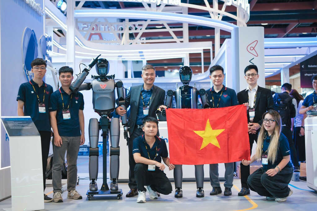 VinRobotics lần đầu trình diễn người máy 