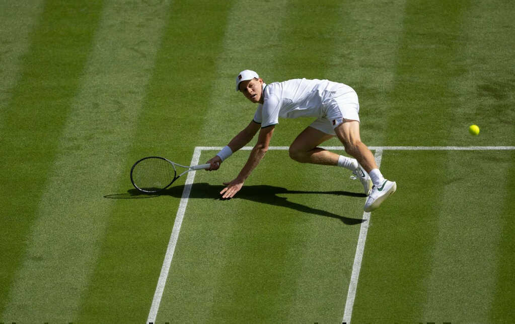 Jannik Sinner ra quân đầy khó khăn tại Wimbledon