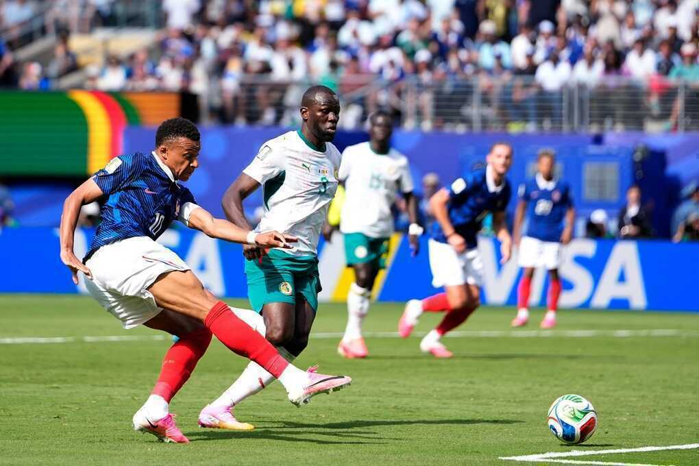 Vì sao Mbappe thường phải ngả người khi sút?