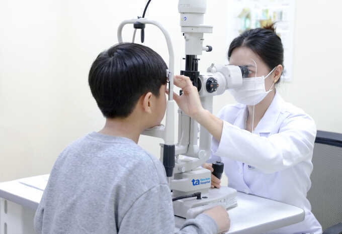 Bé trai viêm giác mạc bội nhiễm