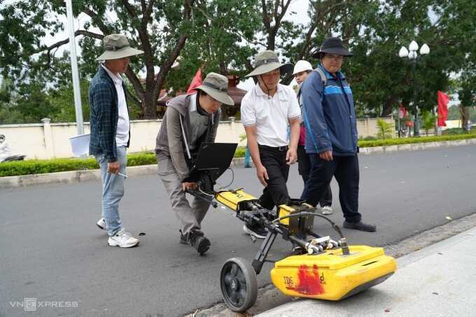 Chuyên gia vật lý địa cầu tìm dấu vết mộ tập thể liệt sĩ ở Quảng Ngãi