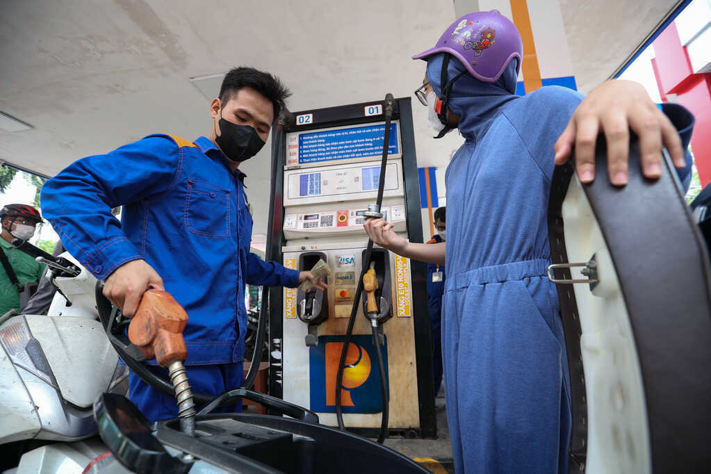 Giá xăng dầu điều chỉnh từ 15h hôm nay, dầu diesel giảm gần 800 đồng/lít